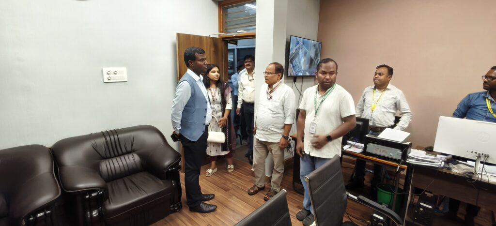 समाहरणालय ब्लॉक-ए में उपायुक्त का औचक निरीक्षण: अनुपस्थित कर्मियों को शो-कॉज नोटिस, कार्यालय व्यवस्था सुधारने के निर्देश