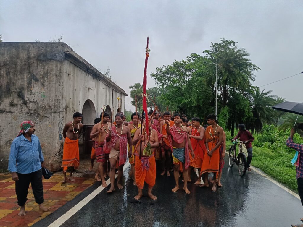 चाकुलिया के चंडेश्वर मंदिर में पांच दिवसीय चड़क पूजा का चौथा दिन: भारी बारिश में पक्का घाट तालाब से नाचते हुए मंदिर पहुंचे भोक्ता