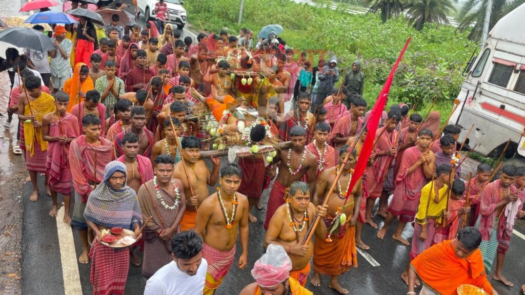 चाकुलिया: झमाझम बारिश के बीच कील पर लेटे पाट भोक्ताओं को श्रद्धालुओं ने कंधे पर उठा कर चंडेश्वर मंदिर पहुंचाया