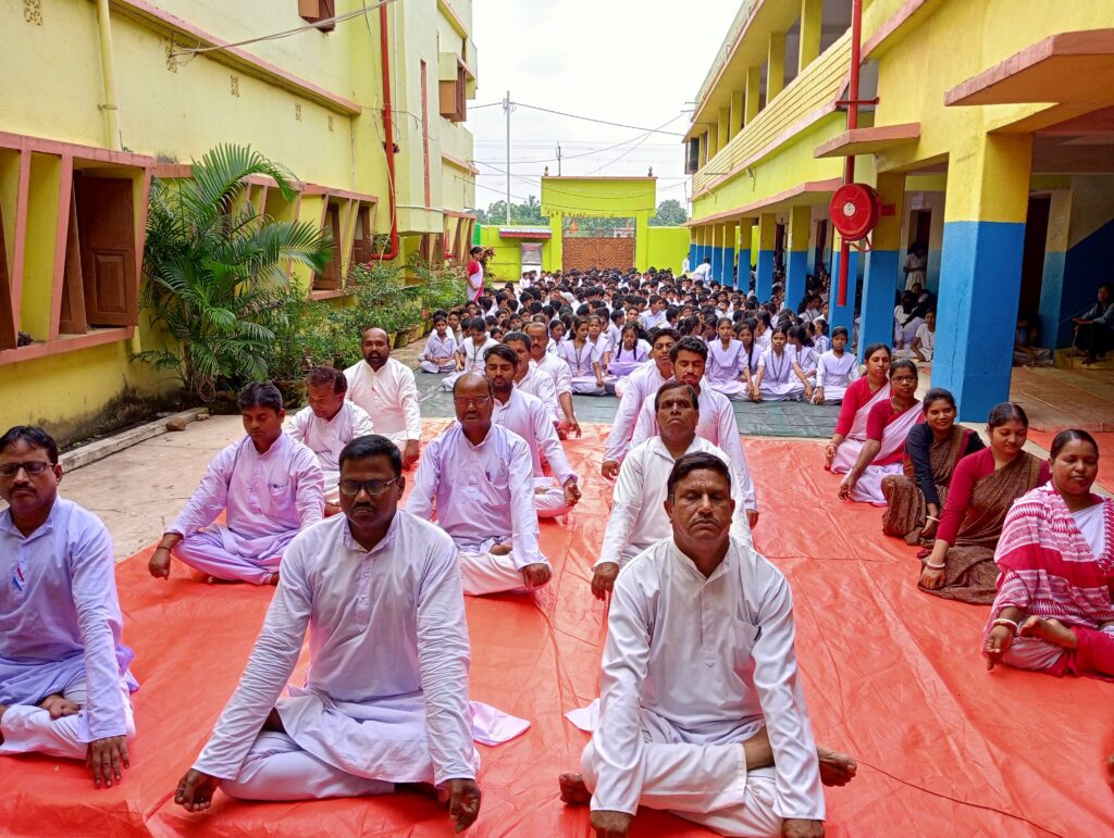 बहरागोड़ा में विभिन्न स्कूलों में मनाया गया अंतरराष्ट्रीय योग दिवस, बच्चों ने लिया नियमित योग करने का संकल्प