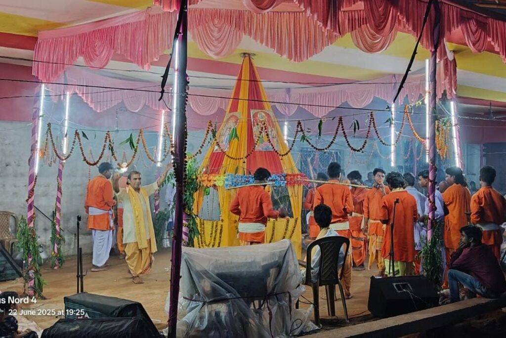 सरडीहा (पानिबांका) गांव में हरिनाम संकीर्तन में उमड़ी भक्तों की भीड़, सोमवार को होगा दधि महोत्सव