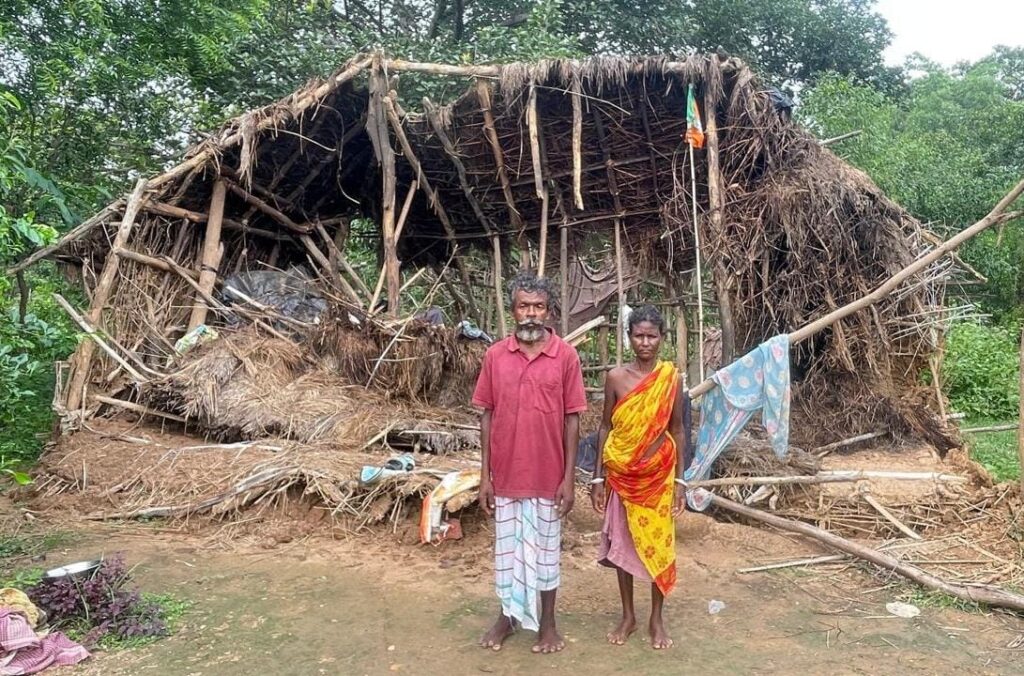 10 दिन बाद भी नहीं मिली मदद: चाकुलिया के राम सोरेन टूटी झोपड़ी के पास तिरपाल के नीचे रहने को मजबूर