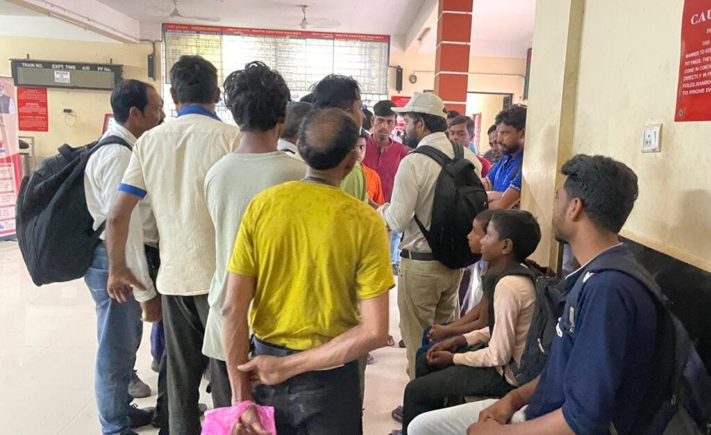 चाकुलिया: हॉस्टल से भागे दो छात्र स्टेशन पर मिले, सजग नागरिकों की सूझबूझ से टली अनहोनी