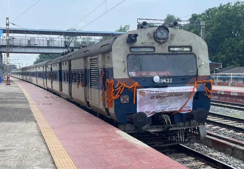टाटानगर-चाकुलिया लोकल ट्रेन सेवा में बदलाव से यात्रियों को भारी परेशानी, रेलवे के आदेश पर उठे सवाल