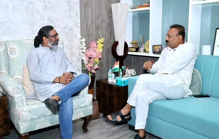 बिहार चुनाव से पहले सियासी हलचल तेज: हेमंत सोरेन–अशोक चौधरी मुलाकात के सियासी मायने, JMM की नाराजगी खुलकर सामने आई