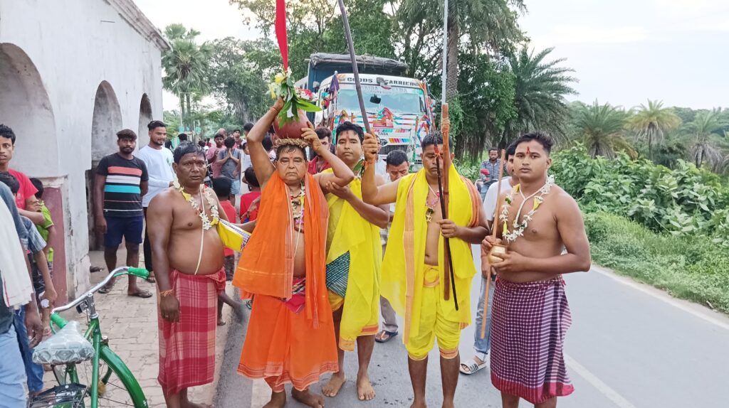 चाकुलिया के चंडेश्वर शिव मंदिर में पांच दिवसीय चड़क पूजा शुरू