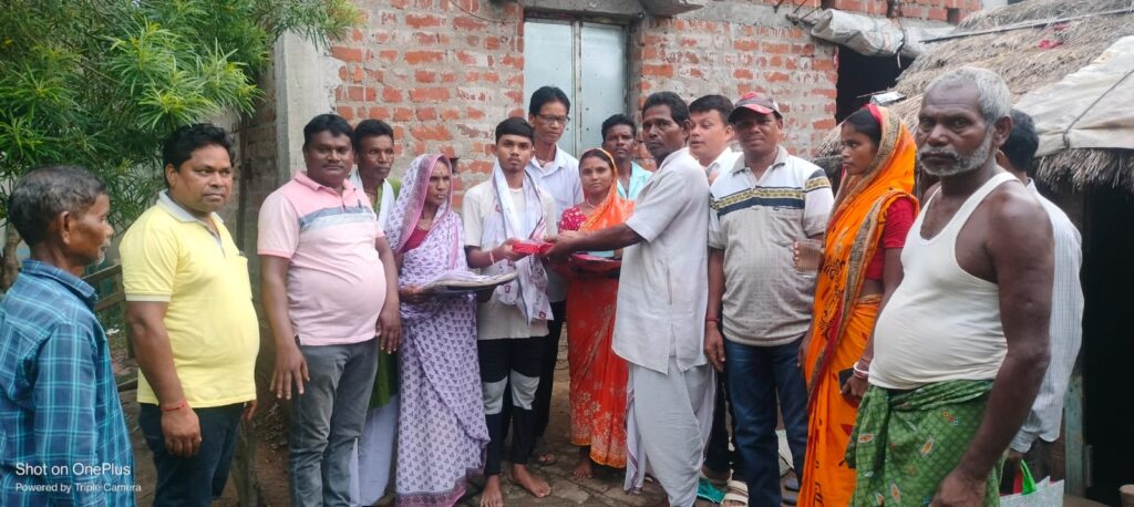 चाकुलिया प्रखंड टॉपर सुमन कपाट को माल समाज ने किया सम्मानित