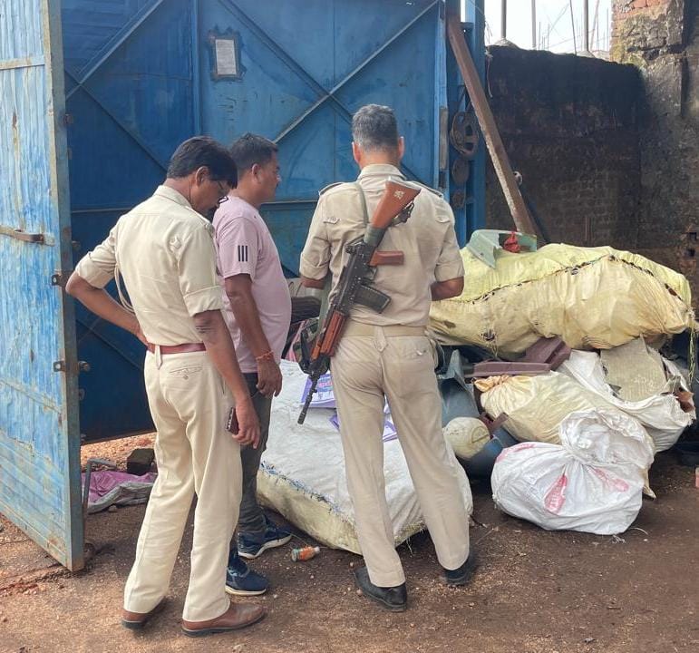 चाकुलिया में शैक्षणिक पुस्तकों की अवैध बिक्री का मामला उजागर, प्राथमिकी दर्ज – नाइट गार्ड बर्खास्त, बीइइओ से मांगा गया स्पष्टीकरण