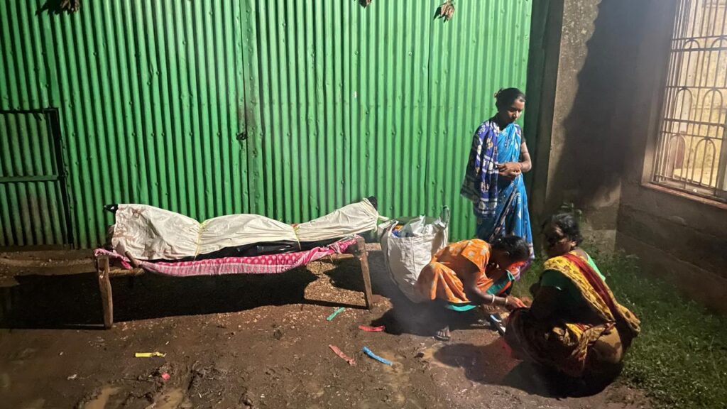 चाकुलिया: हर गौरी शॉप फैक्ट्री में झुलसे मजदूर की मौत, मुआवजे की मांग को लेकर परिजनों ने फैक्ट्री गेट पर रखा शव