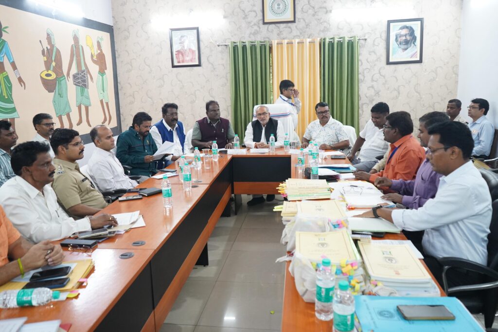 जमशेदपुर में लोक लेखा समिति की समीक्षा बैठक, योजनाओं की पारदर्शिता और समयसीमा पर दिया गया खास जोर