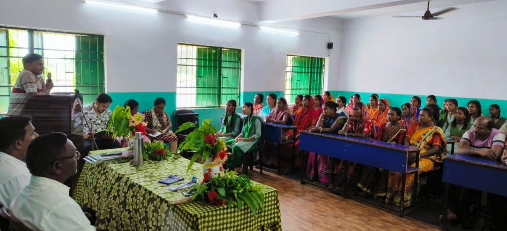 चाकुलिया: लोधाशोली उत्क्रमित उच्च विद्यालय में प्रबंधन समिति और अभिभावकों की बैठक आयोजित