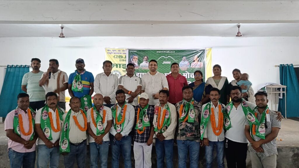 घाटशिला: प्रखंड अध्यक्ष दुर्गा मुर्मू ने की समिति का विस्तार, पूर्व विधायक कुणाल षाड़ंगी ने किया सम्मान