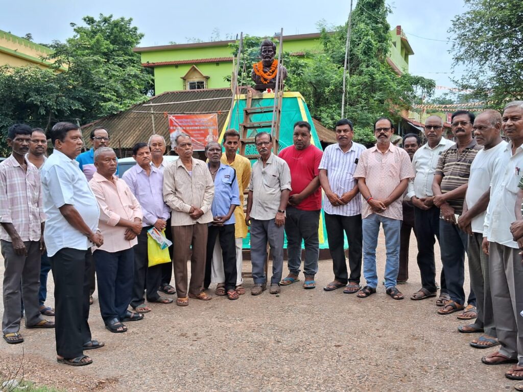 खंडामौदा में उत्कल मणि पंडित गोपाबंधु दास की 97वीं पुण्यतिथि मनाई गई, मूर्ति पर पुष्प अर्पण कर दी गई श्रद्धांजलि