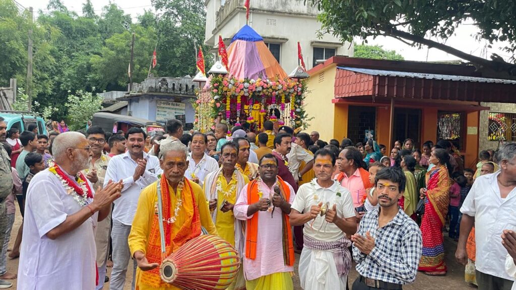 चाकुलिया में भव्य रथ यात्रा: रास मंच से गोपाल जीऊ की शोभायात्रा निकली कीर्तन मंडलियों संग