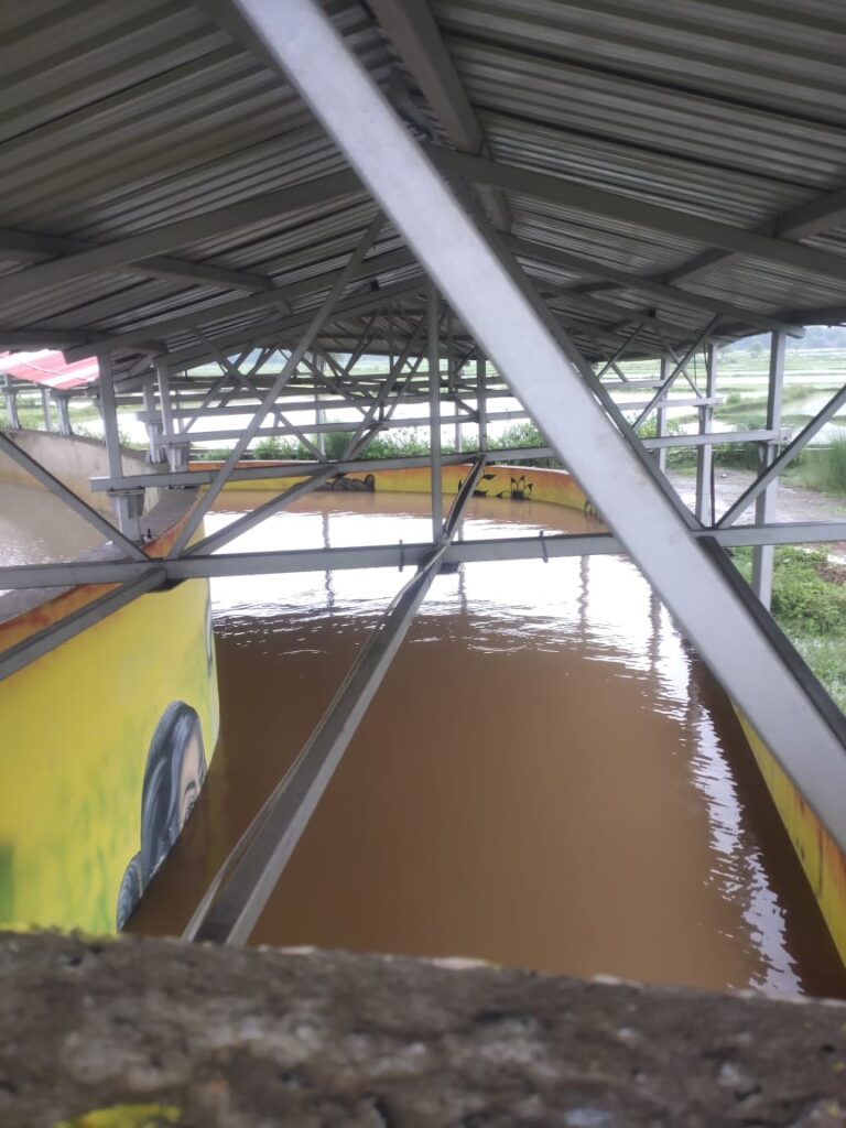 चाकुलिया: मुटूरखाम रेलवे अंडरपास पानी से लबालब, ग्रामीणों का आवागमन ठप