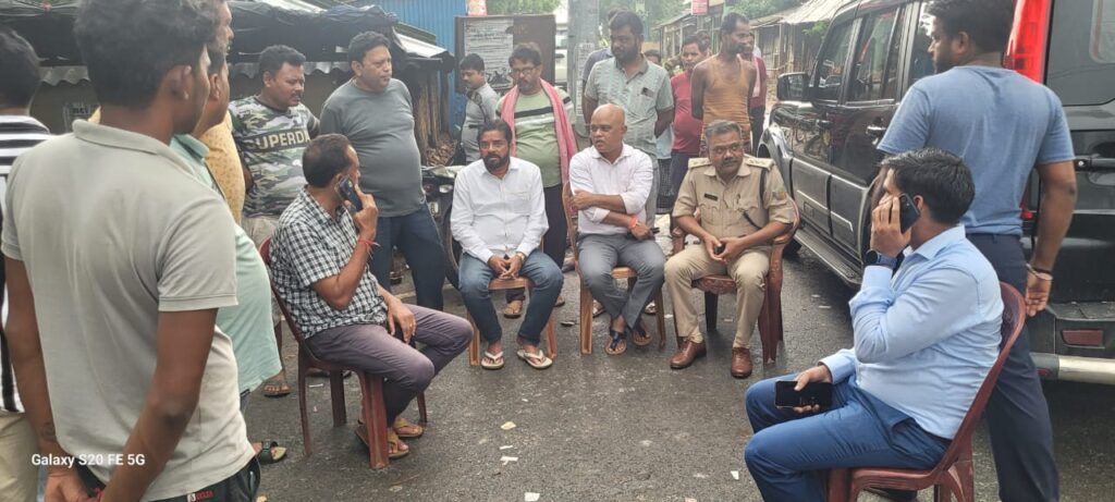 बहरागोड़ा: बारिश से प्रभावित गांवों का विधायक समीर कुमार मोहंती ने किया दौरा, बेघर परिवारों को मिली आर्थिक मदद