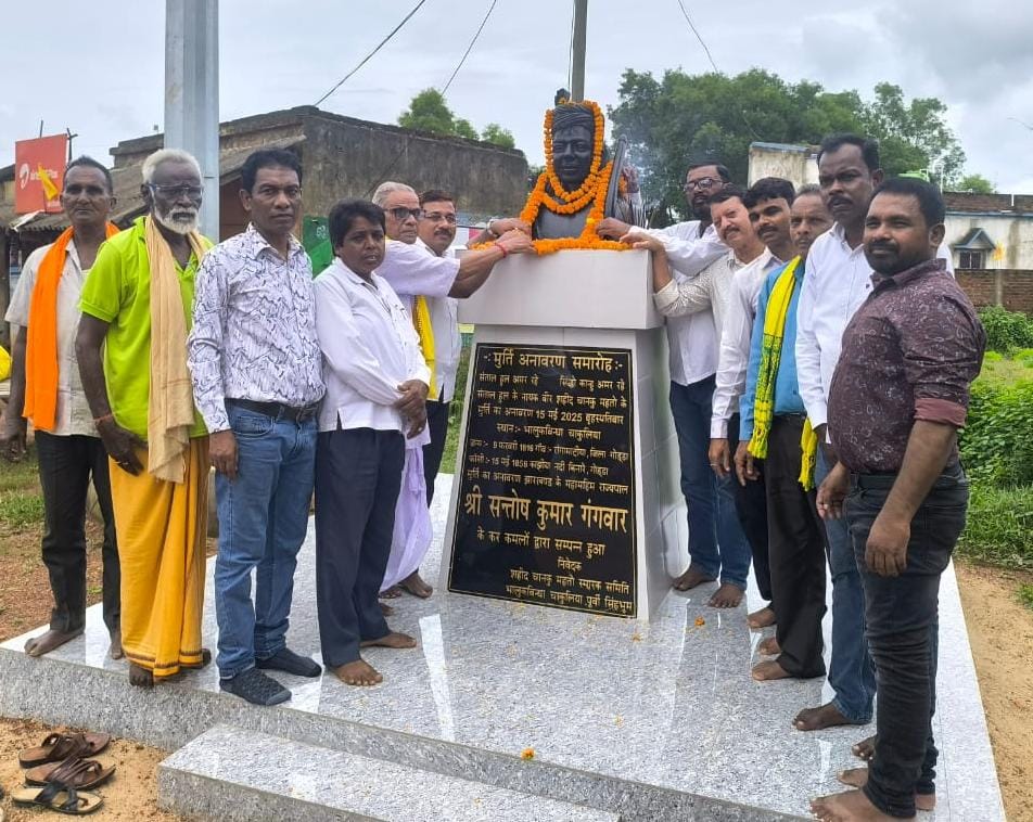 चाकुलिया में हूल दिवस पर शहीद चानकू महतो को दी गई श्रद्धांजलि, स्मारक पर किया गया माल्यार्पण