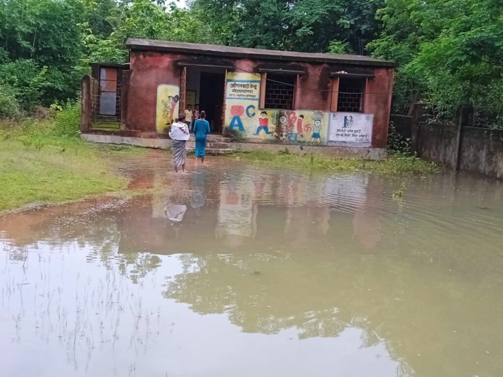 चाकुलिया: गोहालडांगरा आंगनबाड़ी केंद्र के सामने जल जमाव से बढ़ी परेशानी, बच्चों की पढ़ाई पर असर