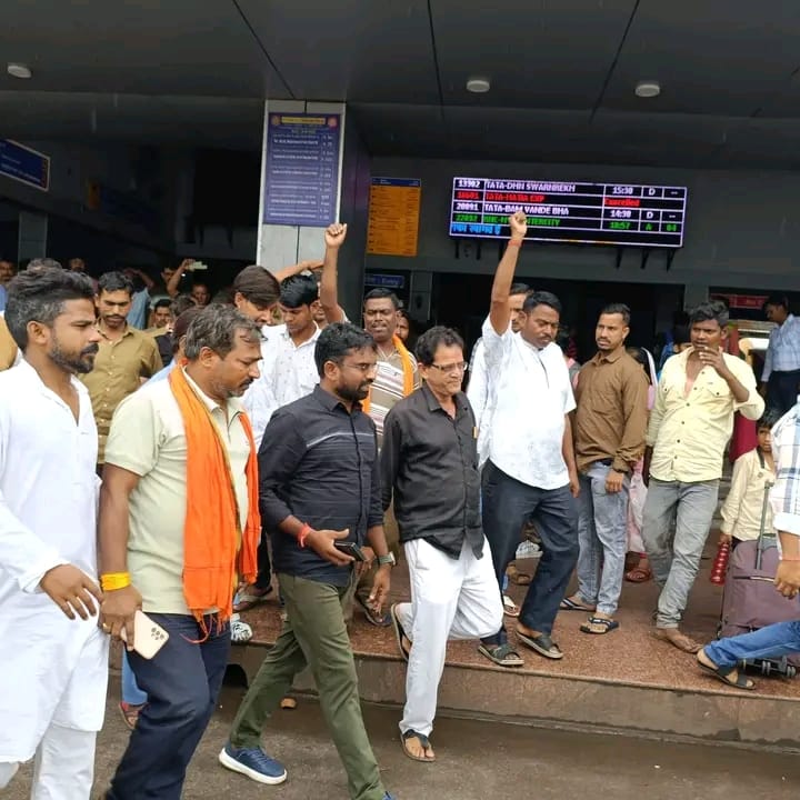 टाटानगर स्टेशन पर टेंपो चालकों की समस्याओं पर विधायक संजीव सरदार का संज्ञान, पार्किंग शुल्क और ओवरब्रिज पर हुई उच्चस्तरीय बैठक