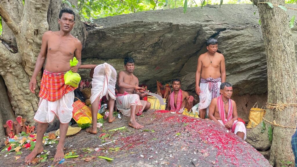 चाकुलिया: कन्हाईश्वर पहाड़ पूजा में उमड़ा तीन राज्यों के श्रद्धालुओं का सैलाब: पूजा अर्चना कर की बारिश और खुशहाली की कामना