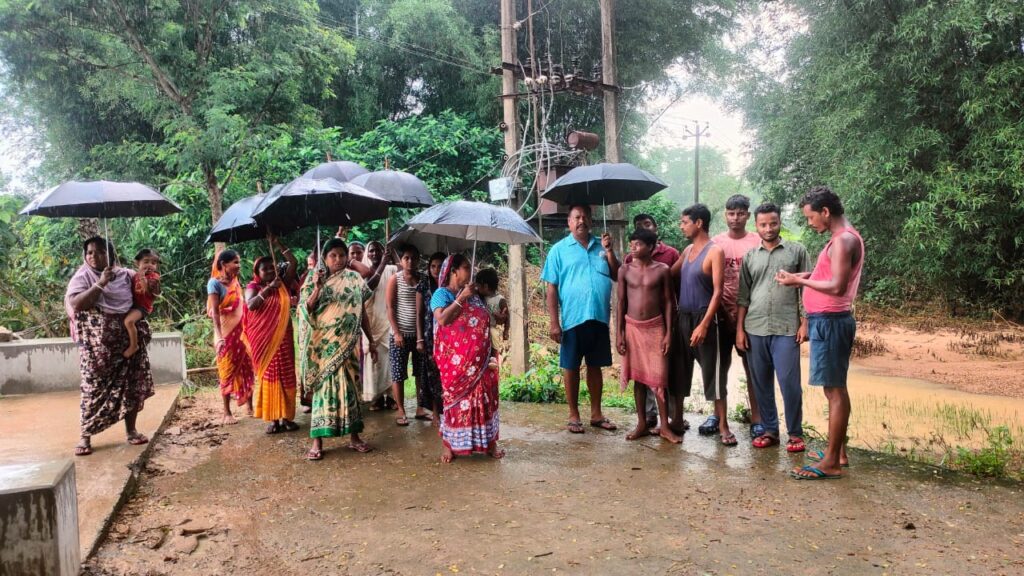 चाकुलिया: ट्रांसफार्मर खराब होने से 12 दिनों से अंधेरे में रहने को विवस हैं सानडांगरी के 40 परिवार