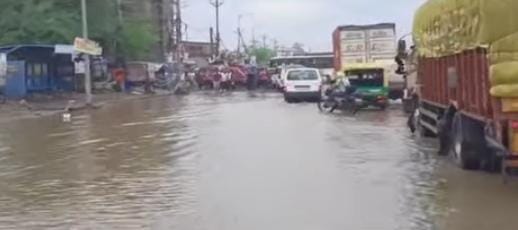 जमशेदपुर में लगातार बारिश से जलजमाव, स्वर्णरेखा और खरकाई नदी खतरे के निशान से ऊपर