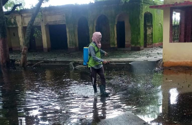 नागानल मंदिर परिसर में जल जमाव पर नगर पंचायत की कार्रवाई, एंटी लार्वा का किया गया छिड़काव
