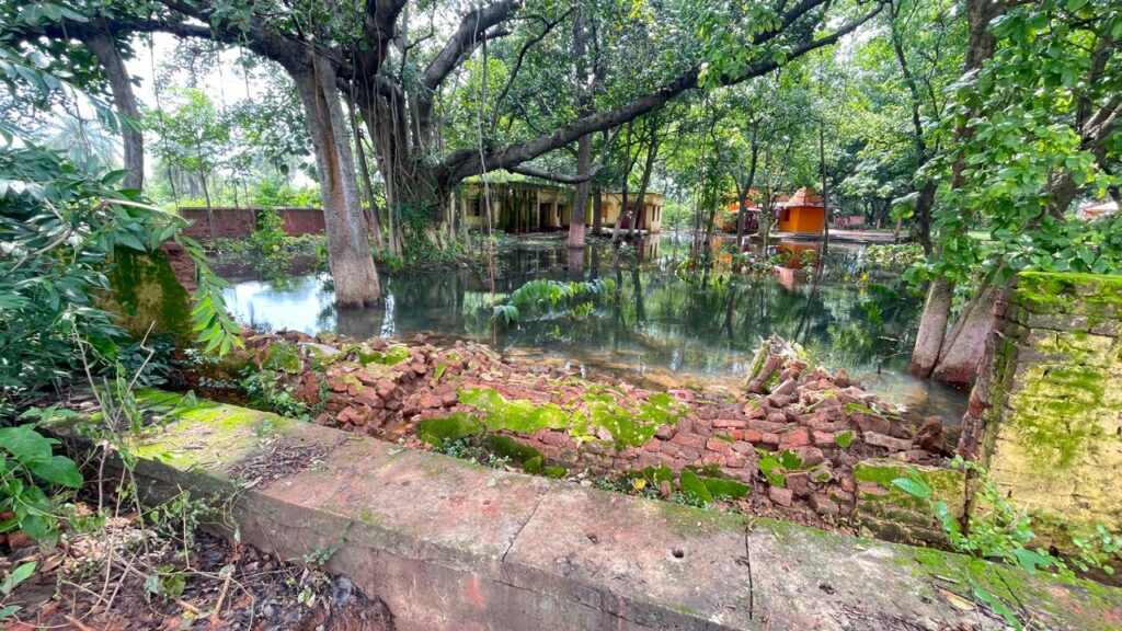 चाकुलिया: जल का जमाव होने से नागानल मंदिर चहारदीवारी ध्वस्त