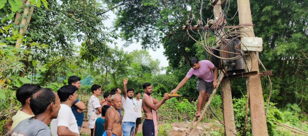 सांसद के प्रयास से मानुषमुड़िया गांव को मिला 100 केवीए ट्रांसफॉर्मर, ग्रामीणों ने जताया आभार