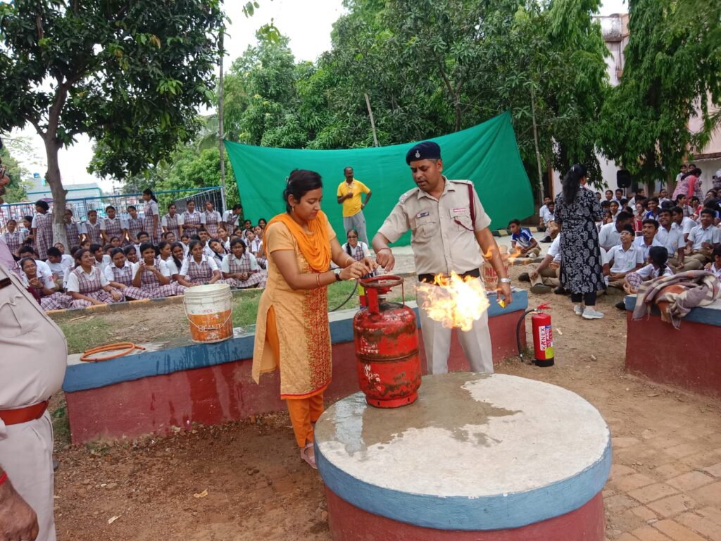 पूर्वी सिंहभूम में अग्नि सुरक्षा को लेकर चला जागरूकता अभियान, स्कूलों और मॉल में दिया गया प्रशिक्षण जमशेदपुर
