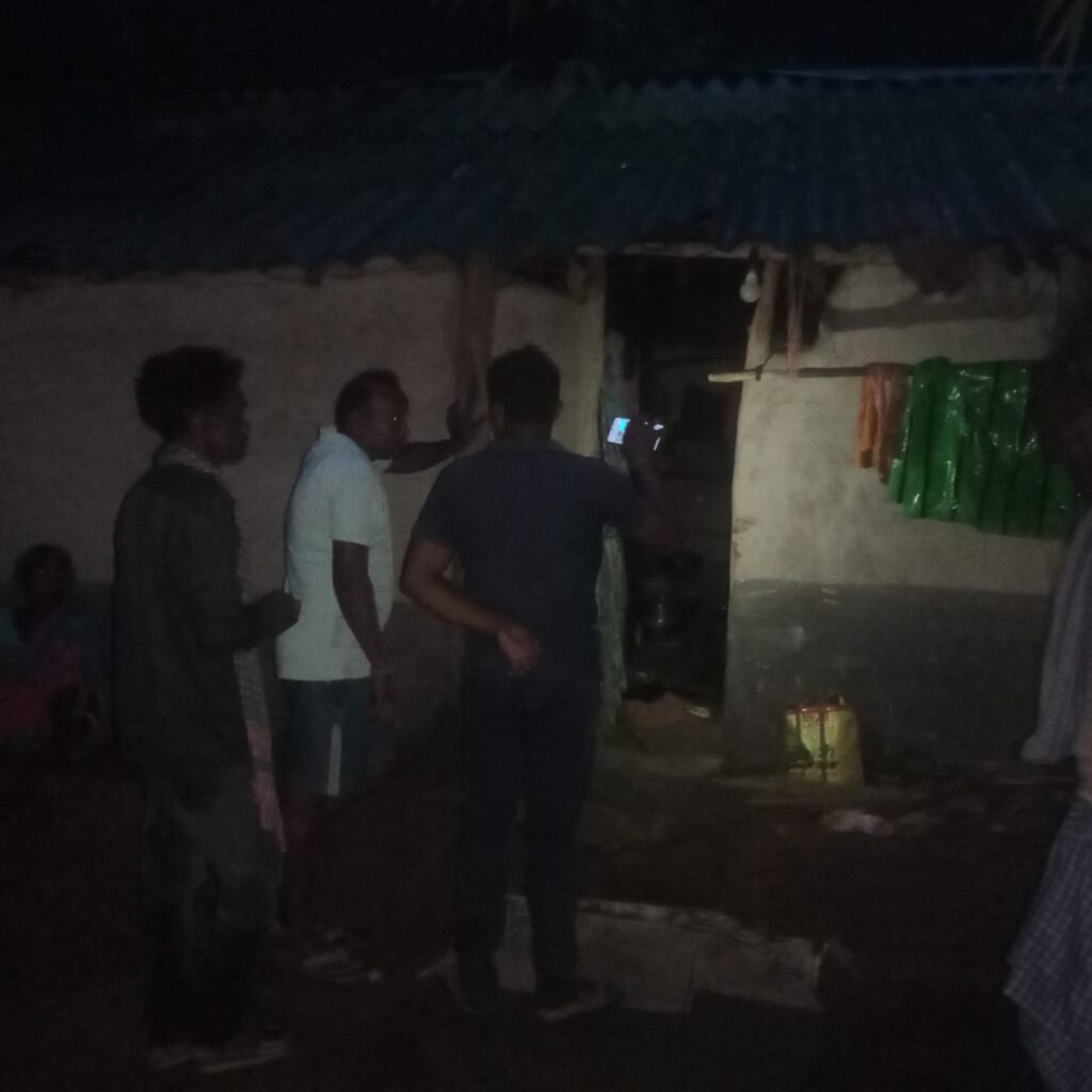 चाकुलिया के राजबांध गांव में सांप के डंसने से सबर समुदाय के युवक की मौतजमीन पर सो रहे युवक को रात में डंसा जहरीले सांप ने, झाड़ग्राम ले जाते समय हुई मौत