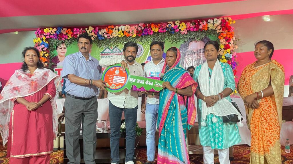 चाकुलिया में अबुआ आवास योजना के तहत लाभुकों को मिला नए घर का तोहफा, विधायक समीर मोहंती ने सौंपी चाबियाँ