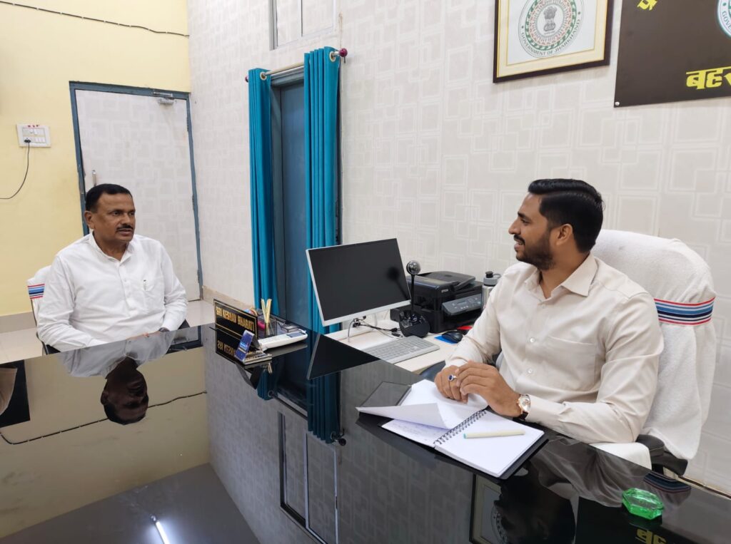 मंईयां सम्मान योजना की लंबित राशि को लेकर डॉ. गोस्वामी ने की पहल, बहरागोड़ा बीडीओ से की मुलाकात