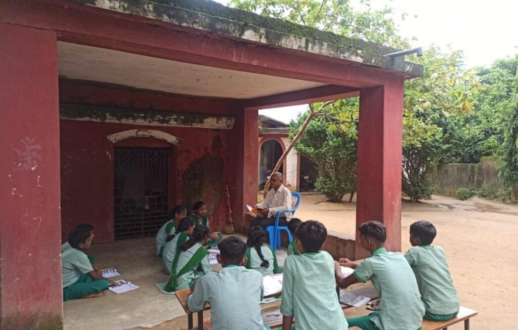 शिक्षा व्यवस्था बदहाल: मंदिर और बरामदे में पढ़ने को मजबूर महुलडांगरी विद्यालय के छात्र