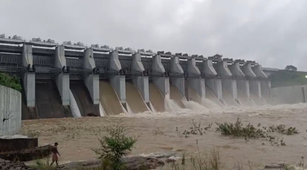 चांडिल डैम का जलस्तर खतरे के करीब, 10 फाटक खोले गए; तटीय गांवों में बाढ़ की आशंका