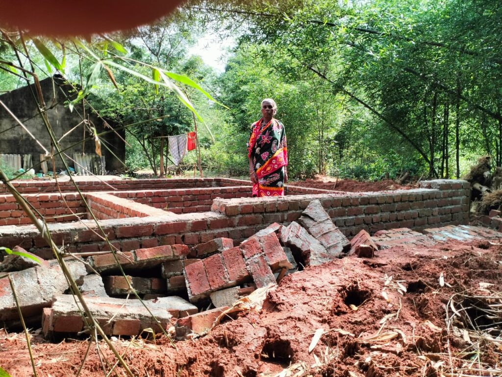 चाकुलिया: रूपुषकुंडी गांव में वन विभाग ने निर्माणाधीन अबुआ आवास तोड़े, महिलाओं ने जताया आक्रोश