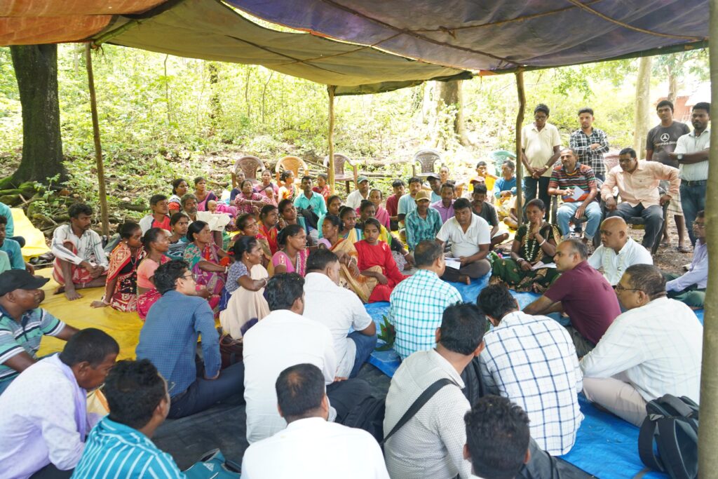 उपायुक्त कर्ण सत्यार्थी पहुँचे गुड़ाबांदा के सुदूर कोलाबाड़िया टोला, ग्रामीणों से सीधा संवाद कर जानी समस्याएं
