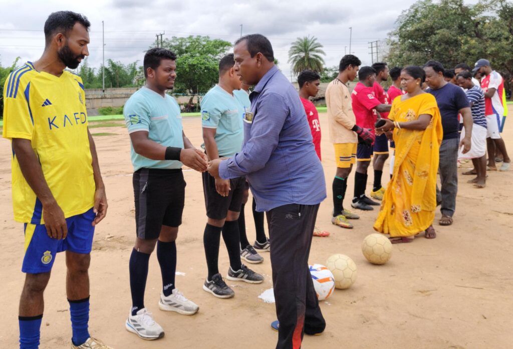 चाकुलिया: केरूकोचा में दो दिवसीय फुटबॉल प्रतियोगिता शुरू