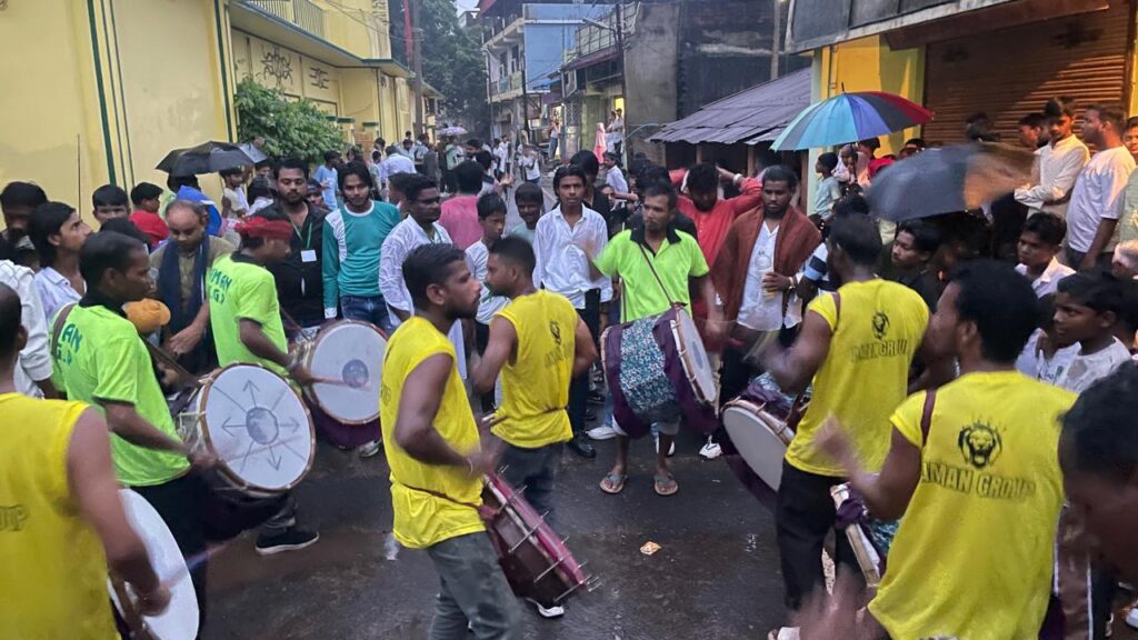 रिमझिम बारिश के बीच चाकुलिया में निकाला गया मोहर्रम का जुलूस