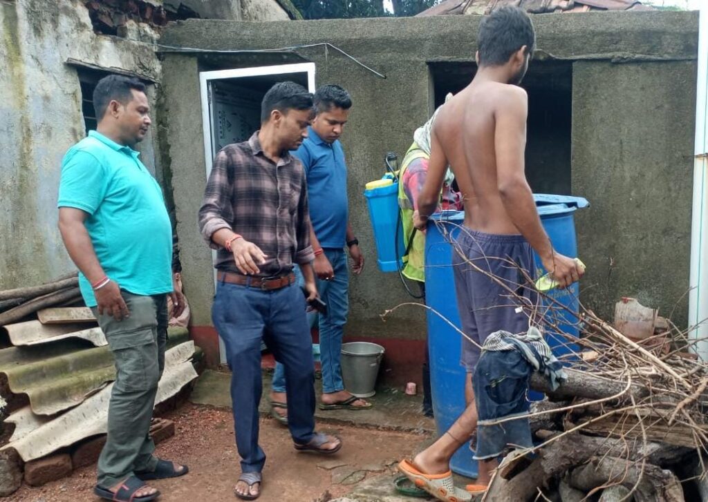 चाकुलिया नगर पंचायत क्षेत्र में एंटी लार्वा दवा का छिड़काव शुरू, मच्छर जनित रोगों से बचाव की पहल
