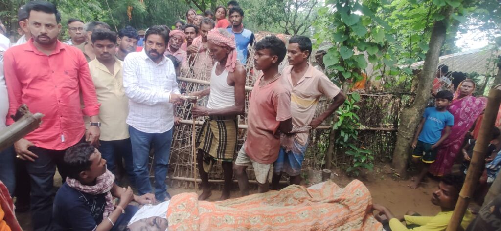 विधायक समीर मोहंती ने दुख की घड़ी में उठाया मानवीय कदम, मृतकों के परिवार को दी सहायता