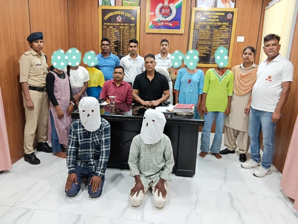 मूरी रेलवे स्टेशन पर मानव तस्करी का पर्दाफाश: आरपीएफ ने दो तस्कर गिरफ्तार कर छह नाबालिग लड़कियों को किया रेस्क्यू