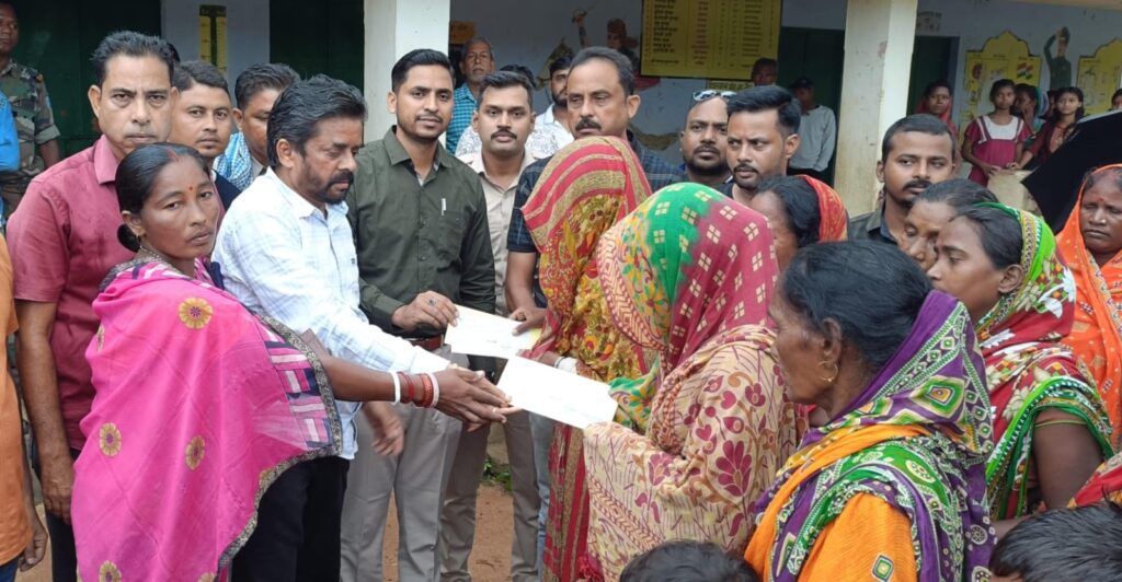 मजदूरी के दौरान दो प्रवासी मजदूरों की मौत, श्रम विभाग ने परिजनों को सौंपा 50-50 हजार का चेक