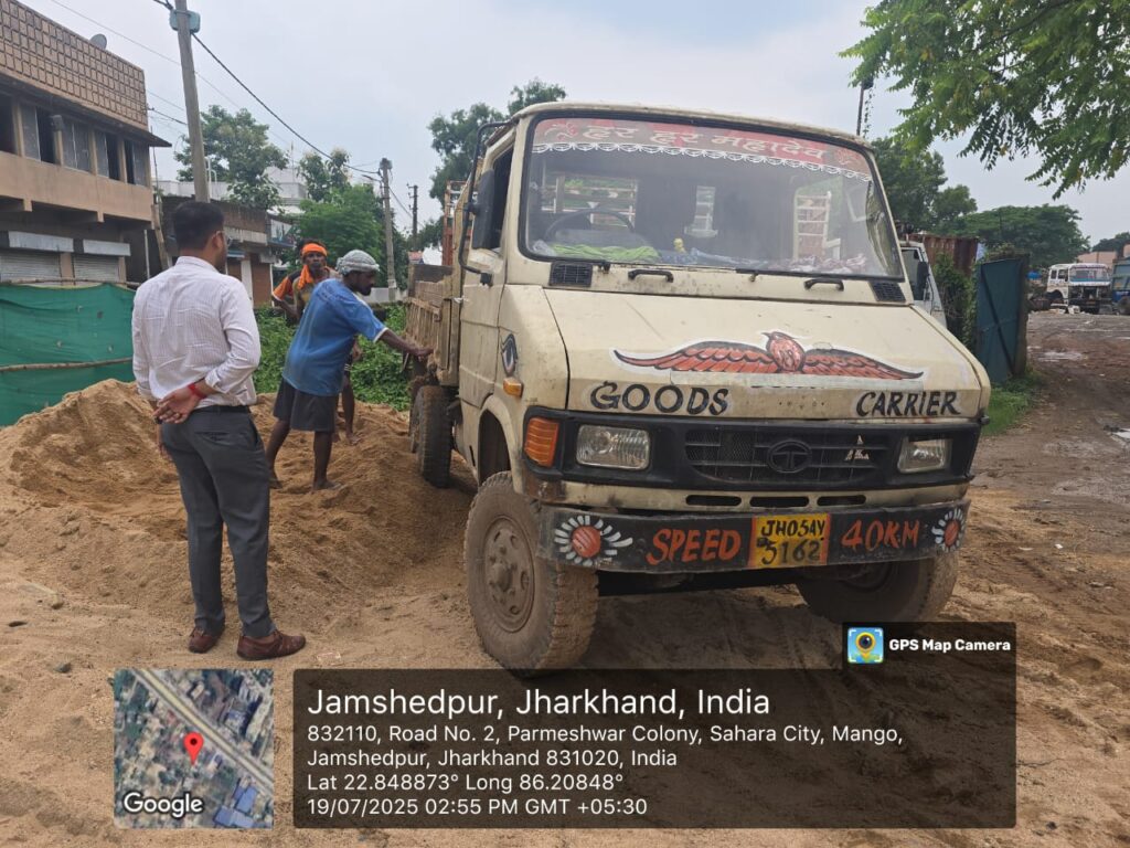 मानगो में अवैध बालू परिवहन पर बड़ी कार्रवाई, तीन वाहन जब्त, 300 CFT बालू सीज
