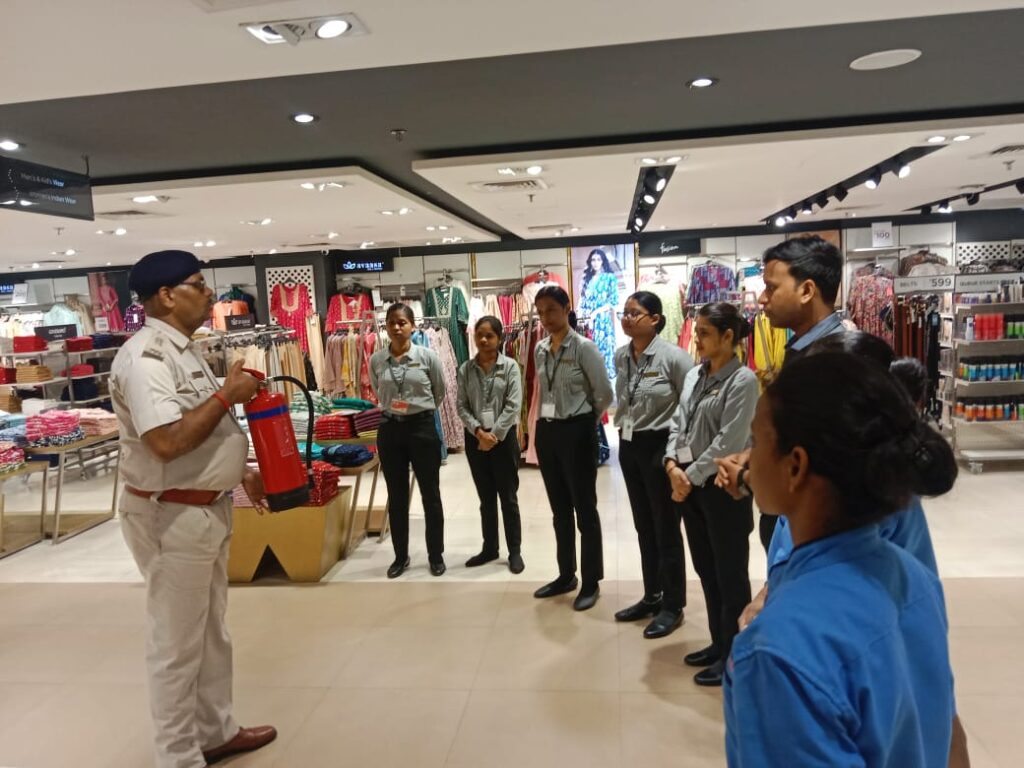अग्नि सुरक्षा को लेकर मॉल्स में हुआ मॉक ड्रिल, आम लोगों को दी गई व्यावहारिक जानकारी