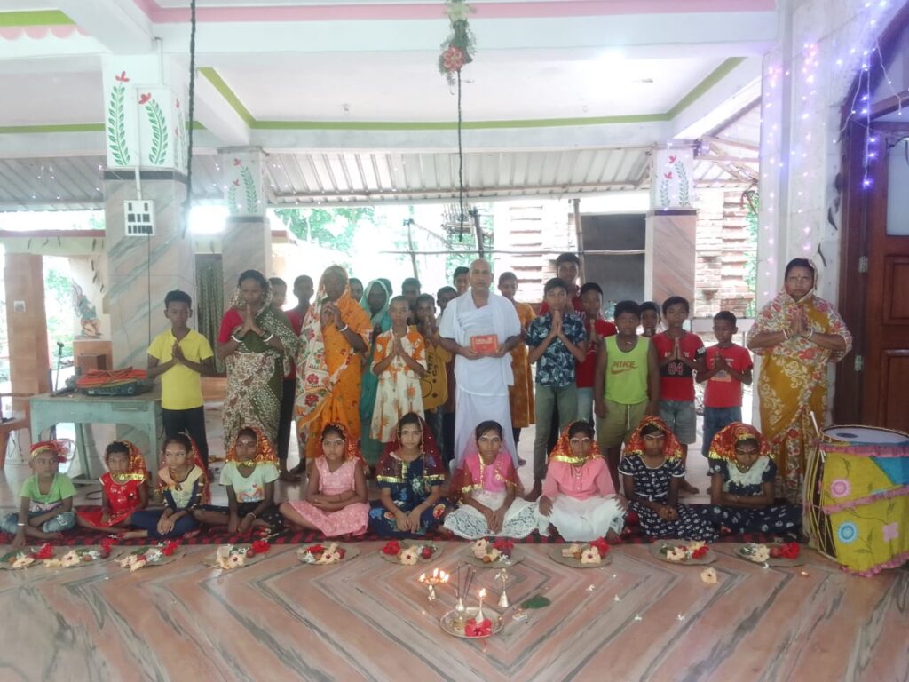 चाकुलिया: तुलसीबनी शिवराम आश्रम में वैदिक परंपरा के साथ हुआ कन्या पूजन, श्रद्धालुओं में उमड़ा आस्था का सागर