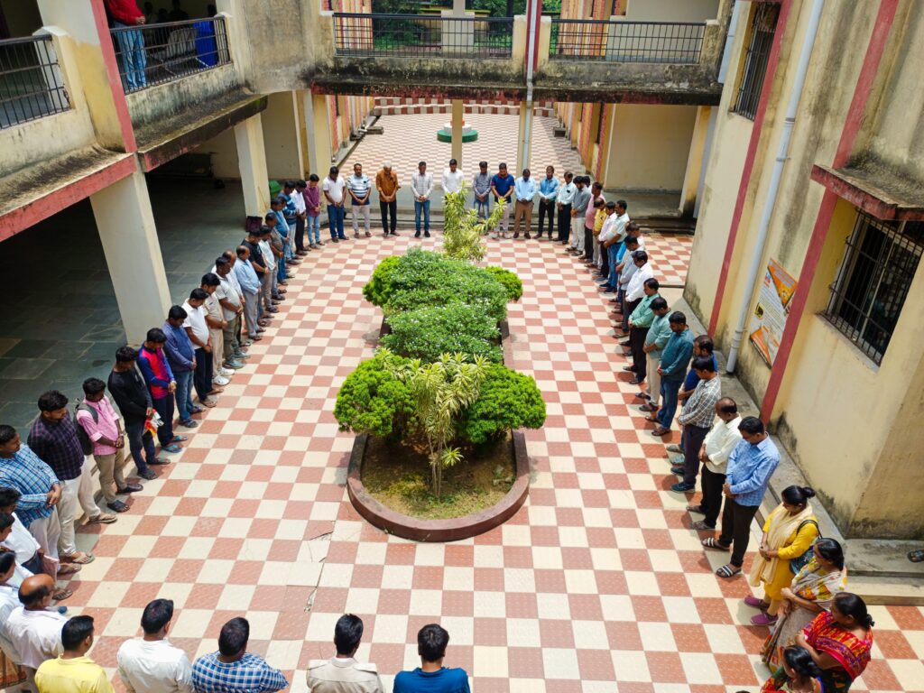 बहरागोड़ा प्रखंड कार्यालय परिसर में दिशोम गुरु शिबू सोरेन को दी गई श्रद्धांजलि, दो मिनट का मौन रखकर किया गया नमन