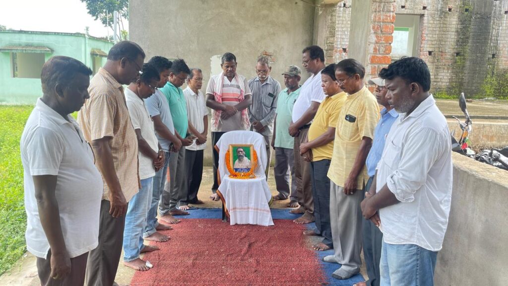 चाकुलिया: दिशोम गुरु शिबू सोरेन के निधन पर जाहेर थान में शोकसभा, श्रद्धांजलि अर्पित