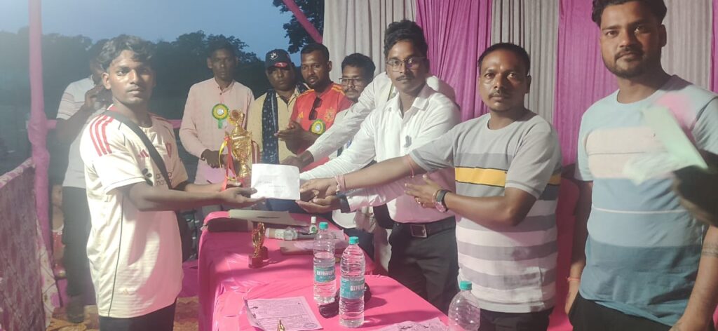 कदमडीहा में बिदु चंदन स्पोर्टिंग क्लब द्वारा आयोजित फुटबॉल टूर्नामेंट का भव्य समापन, रीसोल FC बनी विजेता