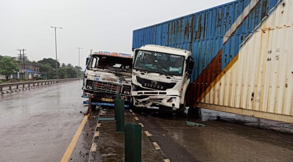 बहरागोड़ा में एन एच -18 पर दो ट्रेलरों की आमने-सामने टक्कर, चालक बाल-बाल बचे